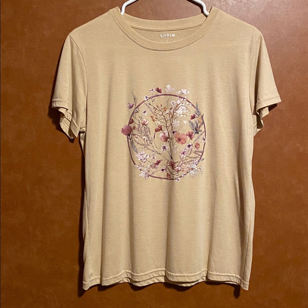 🆕NWOT 👚SHEIN Short-Sleeve Floral Graphic Tee in Tan with Pink & white design